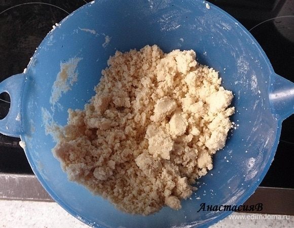 Делаем посыпку: растираем до рассыпчатого состояния муку, сахар, ванильный сахар и сливочное масло (конматной температуры).