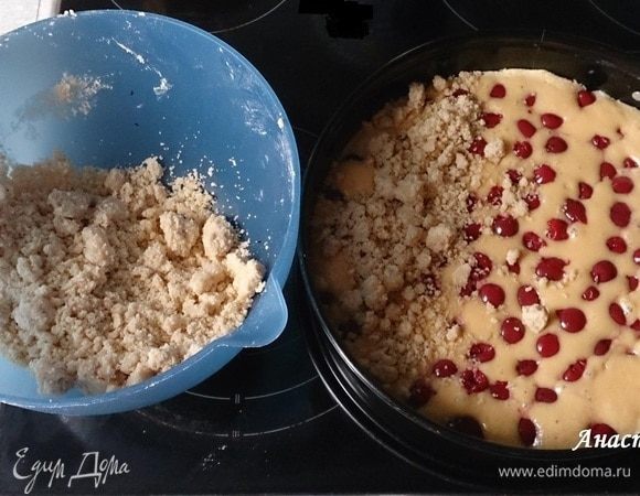 Запекаем в предварительно разогретой до 175°С духовке 10 минут. Осторожно достаем пирог и распределяем сверху посыпку.