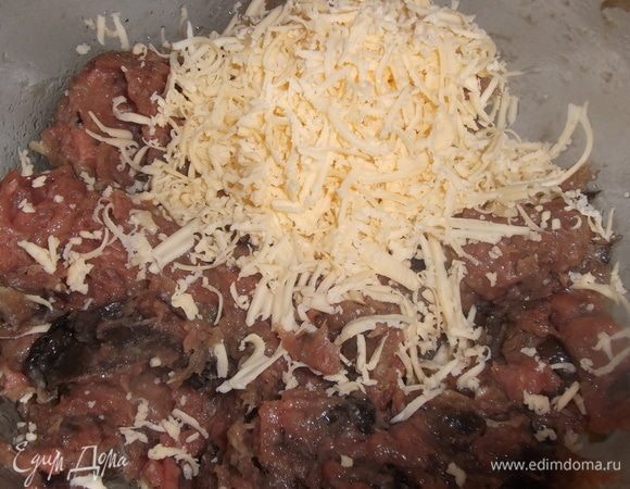 Добавить натертый на мелкой терке сыр, сформировать котлетки.