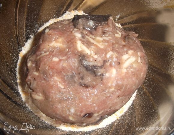 Обвалять в панироваочных сухарях.