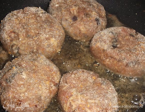 Выложить в разогретую сковороду с маслом.