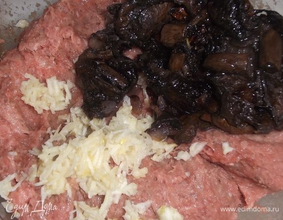 Грибы обжарить с луком, солью и перцем. Немного остудить. В фарш добавить чеснок, соль, перец и грибы. Хорошо перемешать.