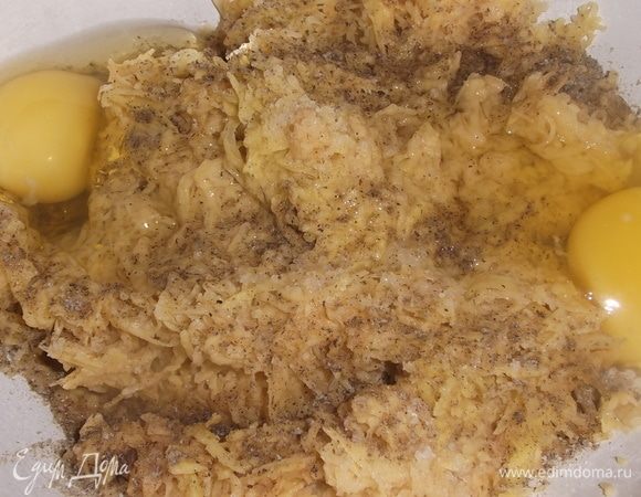 Картофель очистить. Натереть на мелкой терке. Отжать. Добавить соль, перец, яйца. Перемешать.
