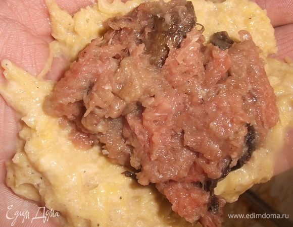 Картофель хорошо перемешать и ложкой на ладонь выложить лепешку. Поверх картошки немного фарша. Сформировать колдун, чтобы фарш оказался внутри.