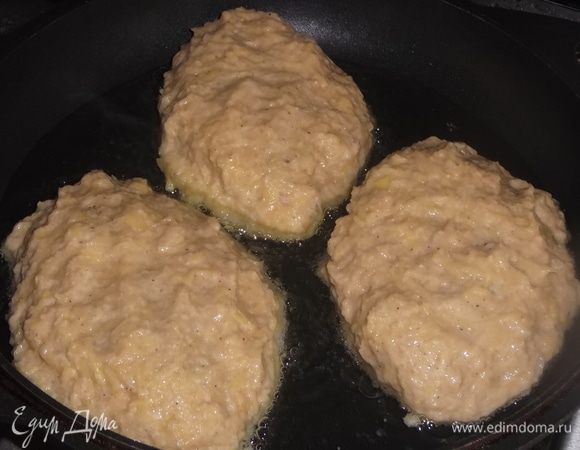 Выложить на разогретую сковороду с маслом.