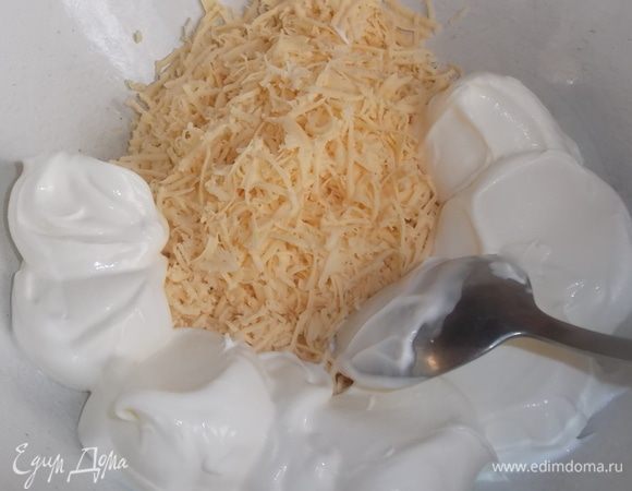 Сыр натереть на мелкой терке, добавить сметану и зубчик чеснока. Перемешать.