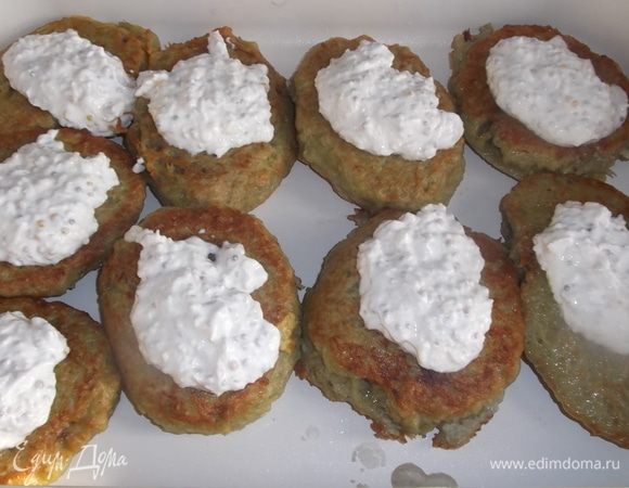 Обжаренные колдуны выложить в форму. Обмазать сметаной. Поставить в разогретую духовку до 200°С на 30-40 минут.