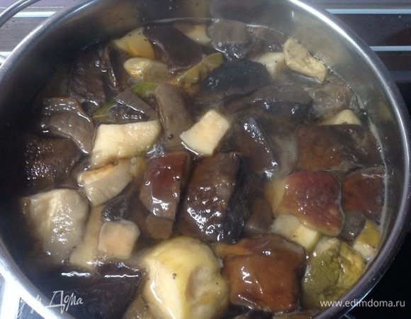 Довели до кипения, пенку поснимали тщательно, убавили огонь, чтобы просто слегка кипело. Соль бросили, лаврушку и одну луковицу репчатого пополам разрезанную.