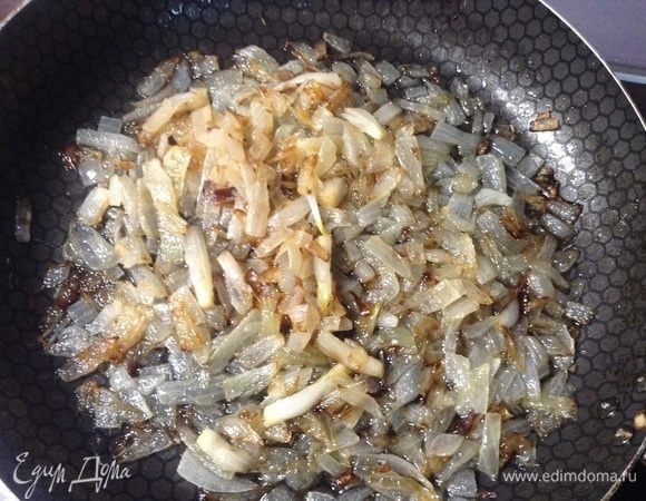 Тем временем лук, репку, вторую луковицу мелко нашинковали и на растительном масле до румянца довели, выключили, пусть стоит набухает.