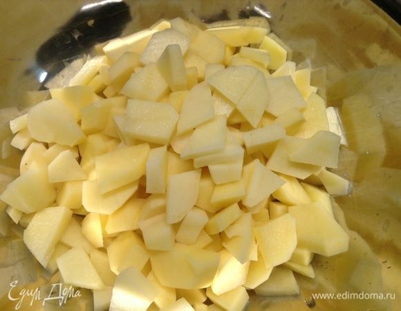 Картошку почистили, нарезали не мелко и не крупно.