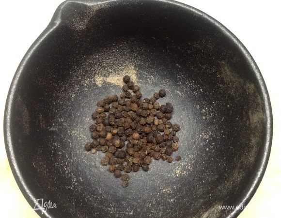Перец горошек черный в ступу насыпали и...
