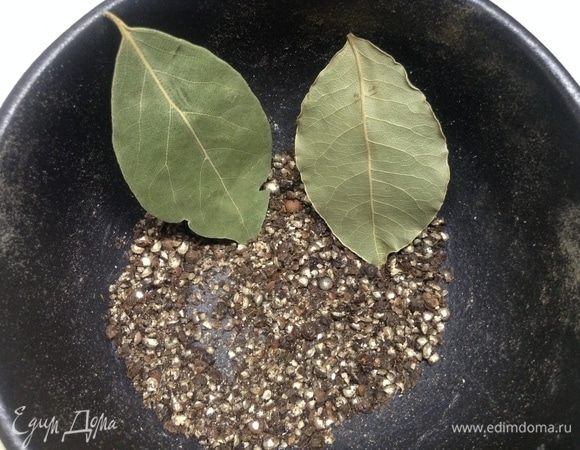 И подавили, потерли, еще пару листочков лаврушки приготовили — вместе с перцем и луком подрумяненным в самом конце закинем в кастрюльку.