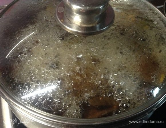 40 минут пролетело. Добавляем огонь так, чтобы закипело и забурлило. Кидаем картофель нарезанный и с закрытой крышкой доводим до кипения (остынет чуть, когда картошку бросим), уменьшаем огонь, чтобы просто чуть кипело, и еще минут 15 до готовности картофеля.