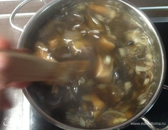 Как картошка готова, всыпаем перец свежедавленный и лук подрумяненный, лаврушки два листочка, перемешиваем.