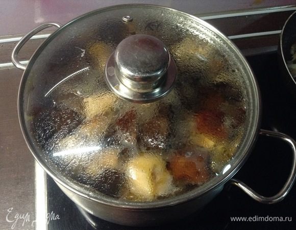 И пусть стоит, уже, конечно, огонь выключим. Настаивается.