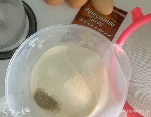 В емкость просеять муку, добавить ванильный сахар и обычный сахар,