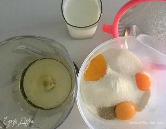 Белки 3-х яиц отделить от желтков. Отмерить молоко (у меня стакан как раз 250 мл) и немного его подогреть.