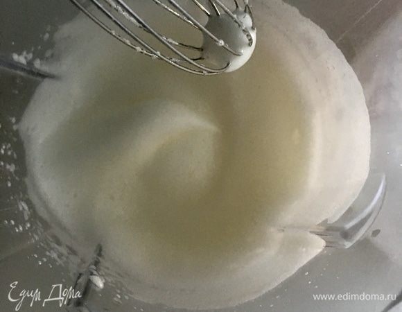 Сначала взбить белки с щепоткой соли и каплей лимонного сока в пышную пену. Оставить на то время, пока занимаемся остальными ингредиентами.