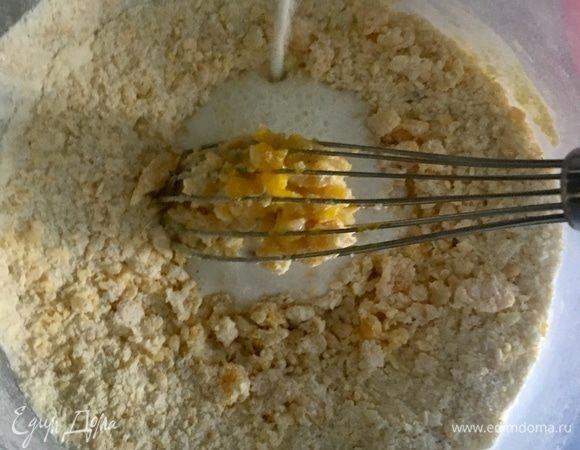 Желтки растереть с мукой и двумя видами сахара в крошку и постепенно начать вводить теплое молоко. В несколько этапов, каждый раз тщательно перемешивая венчиком. Когда все молоко влито, взбить молочно-яично-сахарную массу так, чтобы не было комочков.