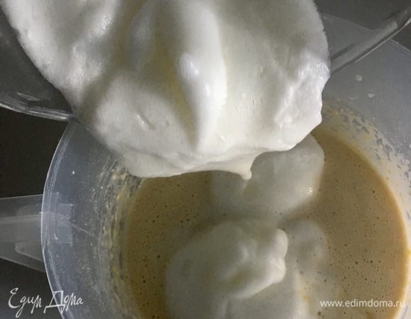 В последнюю очередь в тесто вводятся белки.