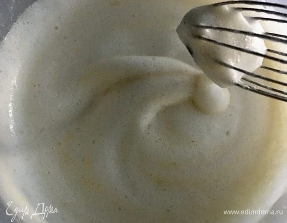 Аккуратно, но уверенно, вмешать белки движениями сверху-вниз, протряхивая как бы тесто через венчик. Таким образом мы сохраняем пористую воздушную структуру белка.