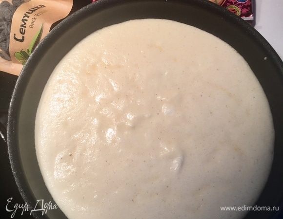 В сковороде растопить столовую ложку сливочного и растительного масла. Вылить тесто на разогретую сковороду. Жарить с одной стороны примерно 12-15 мин. Но конечно, поглядывайте за тестом. Низ «омлета» должен схватиться и зарумяниться.