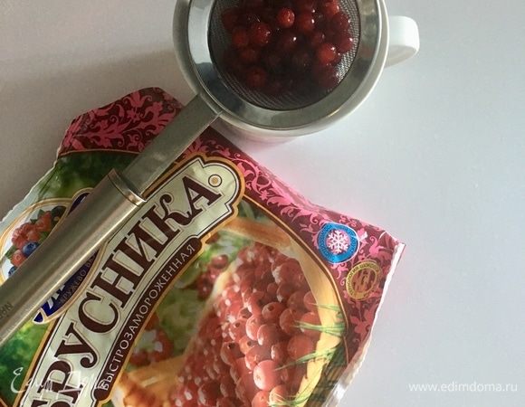 Пока готовится нижняя половина омлета, есть время заняться соусом. Для него я использовала бруснику, которую заранее разморозила. Половину из указанного количества ягод я перетерла через ситечко, вторую половину ягод оставила целенькими. Соединила перетертое брусничное пюре, целенькие ягоды, добавила сок после разморозки, сахарную пудру и немного уварила.