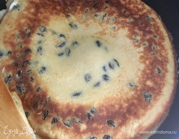 Вернемся к «омлету». Признак готовности нижней его части — это зарумянившиеся края. Верхняя же его часть пока жидковата. Вооружившись двумя большими лопатками, подхватить омлет снизу и быстро перевернуть. Продолжать жарить еще около 5 мин.