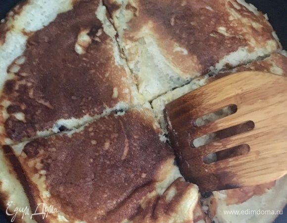 Когда и вторая часть «омлета» зарумянится, лопаточкой разрезать толстый блин сначала на 4 части.