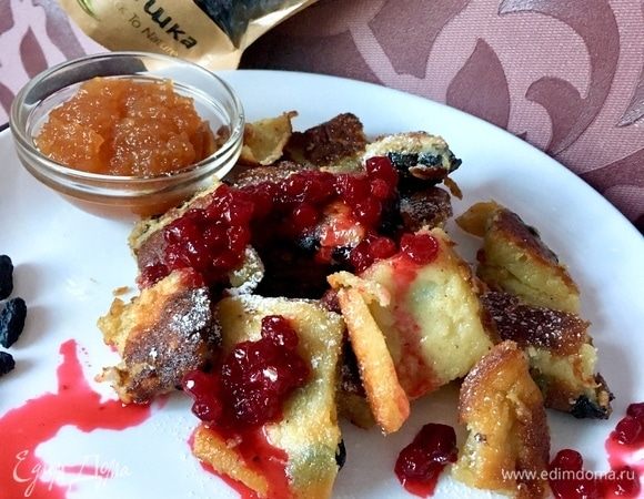 Сладкий пышный румяный блин! Карамельная корочка сверху и потрясающая нежность внутри! Угощайтесь, окуная каждый кусочек в густое домашнее яблочное повидло или собирая терпкий брусничный соус прямо с тарелочки!