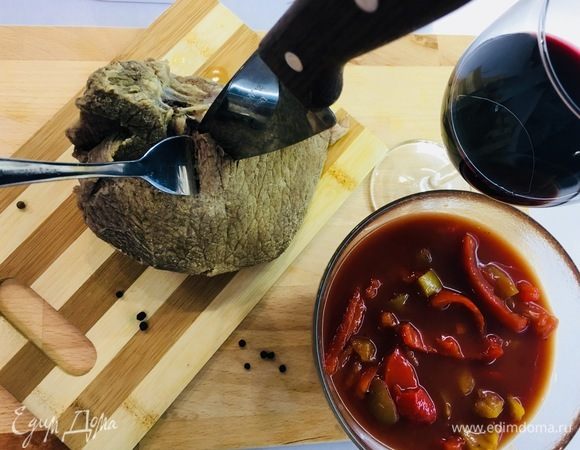 Подготовить необходимые продукты. Промыть мясо, отварить до готовности. Говядину я отвариваю в мультиварке на режиме тушения 2,5 часа.