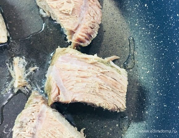 Отварное мясо достаем, разрезаем на крупные куски и кладем в нагретую сковороду с маслом. Обжаривать мясо не нужно.