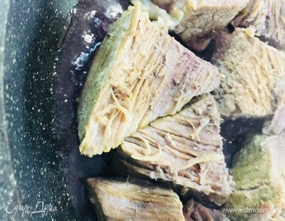 Добавляем красное сухое вино к мясу и слегка протушиваем.