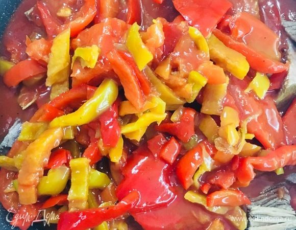 Выкладываем венгерское лечо, прогреваем, подсолить (по вкусу). Не доводим до состояния мягкого перца!