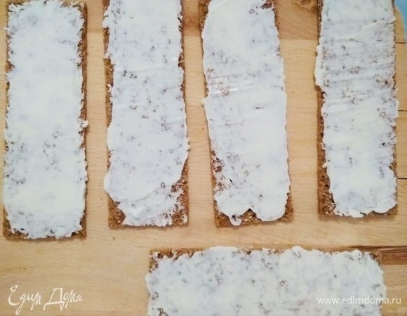 Используем половину сухарей. На них нанести сливочное масло, его нужно хорошо размазать.