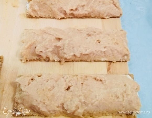 Следом выложить паштет из тунца ТМ «Магуро».