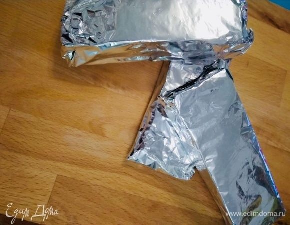 Закрутить их в фольгу и убрать в холодильник, лучше на ночь. К утру они хорошо пропитаются. Разрезать на мини бутербродики.