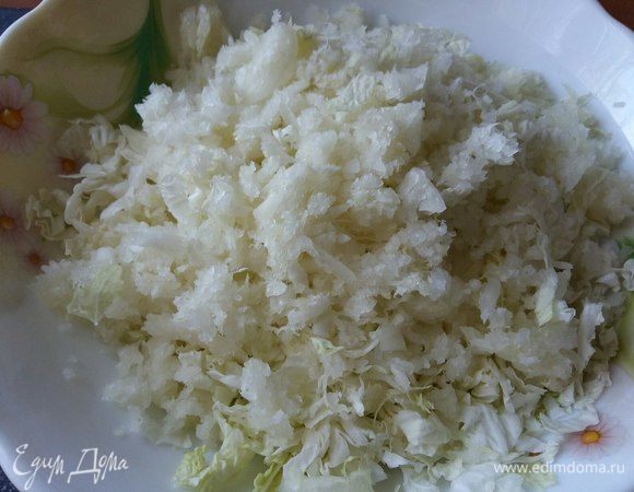 Добавить к нарезанной капусте.