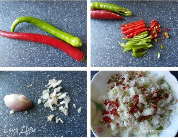 Перец чили зеленый и красный (не горький) порезать мелко по 0,5 стручка. Лук-шалот также мелко порезать. Положить к капусте. Посолить, поперчить, добавить пару ложек крахмала.