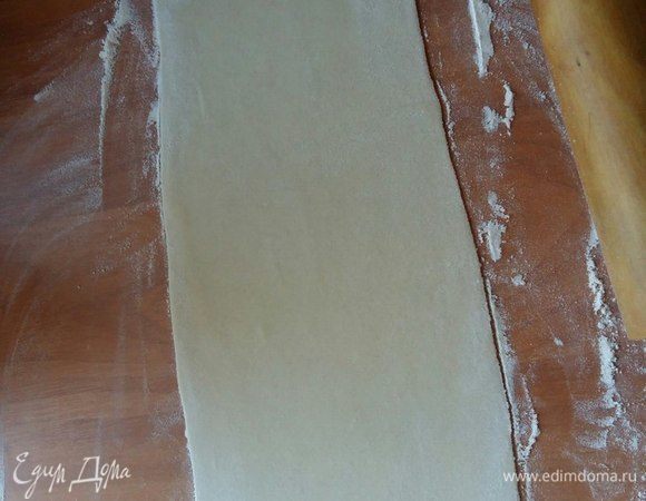 Взять часть белого теста, раскатать в длинный пласт, толщиной примерно 2 мм. Отодвинуть в сторону.