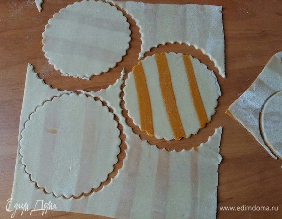 Берем один пласт, остальные пласты накрыть полотенцем, чтобы не заветривалось тесто. Вырезать кружочки диаметром 10 см.