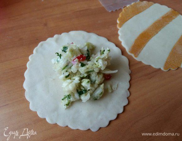 Положить ложку начинки.