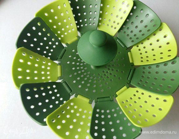 Наконец-то воспользовалась своим подарком от сайта. Для чистоты эксперимента одну часть мант сварила в пароварке (в течении 30 минут), другую часть просто в кастрюле с подсоленной водой (в течении 10 минут). 