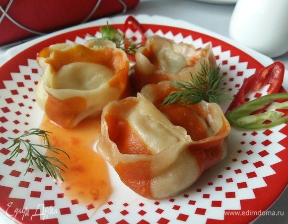 Цвет ни в первом ни во втором случае не изменился. Что ближе к нам, сварены в пароварке, подальше — сварены в воде. Разница, как мне кажется, всего на один тон. Вкуса томатной пасты и куркумы не чувствуется, можно не переживать.