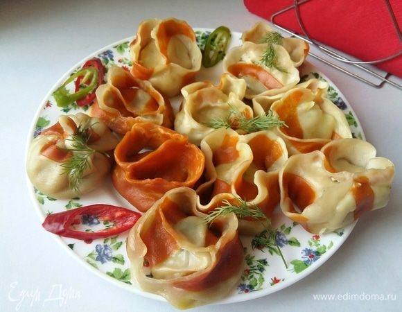 У меня ушло все белое тесто, а оранжевое осталось, можно убрать остатки в морозильник, а можно слепить вот такие оранжевые манты, как на фото в центре один.