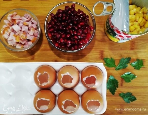 Ветчину нарезаем кубиком, банку кукурузы ТМ «Фрау Марта» открываем, петрушку промываем и разделяем на листики. Яйца переворачиваем тупым концом и с помощью острого ножа делаем отверстия. Сливаем белок и желток (используем на свое усмотрение в других блюдах). Яйца тщательно промываем в растворе воды и соды. Желатин заливаем 1 стаканом остывшего подсоленного бульона (у меня куриный). Оставляем для набухания на 20 минут.