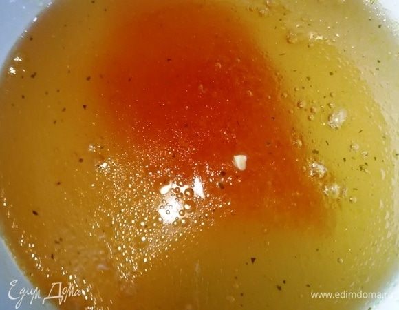 Набухший желатин доводим в сотейнике до кипения и слегка остужаем.