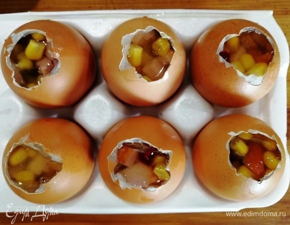 Заливаем яйца полученным бульоном. И убираем в холодильник на 1 час или до полного застывания желатина. Затем аккуратно очищаем скорлупу.