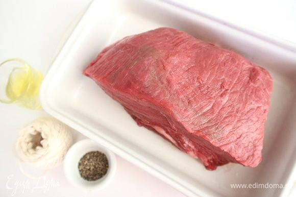 Мясо заранее, часа за 1,5–2, вынуть из холодильника. Разогреть духовку до 260°С.