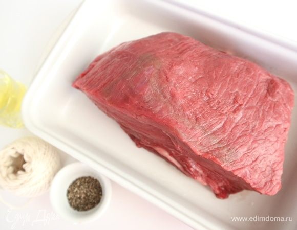 Мясо заранее, часа за 1,5–2, вынуть из холодильника. Разогреть духовку до 260°С.
